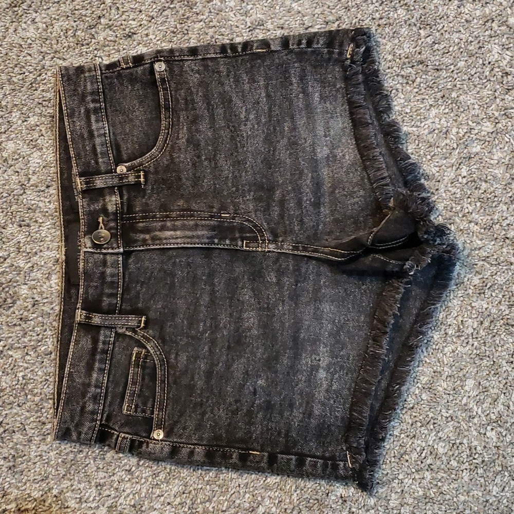 Kendall & Kylie Jean Shorts - Picture 2 of 6